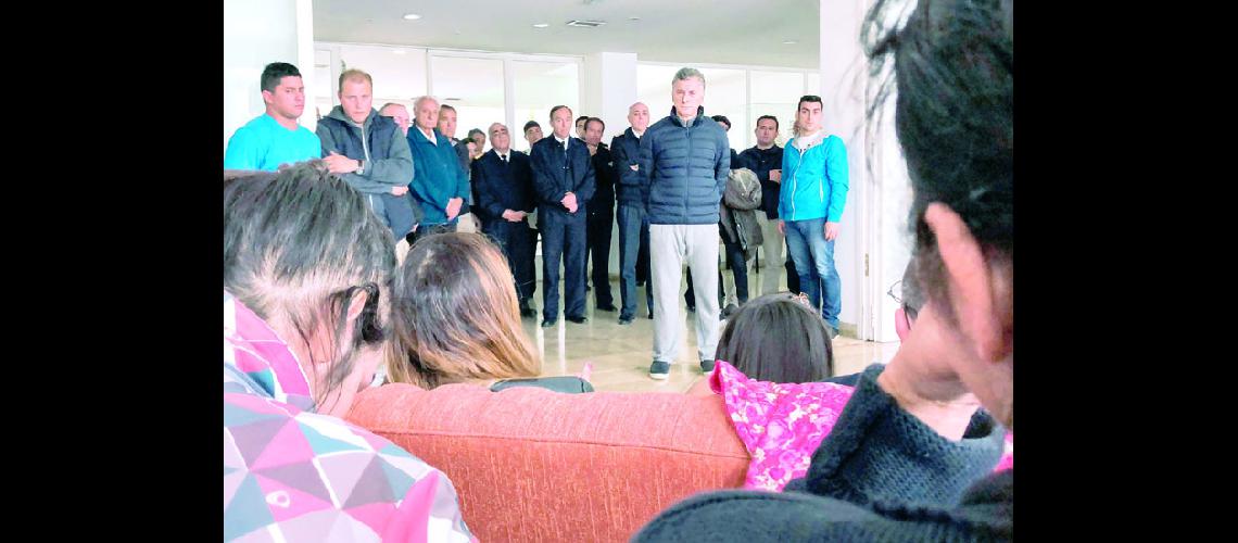Macri visitoacute a  los familiares  de la tripulacioacuten 