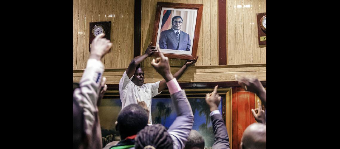 Bajo presioacuten renuncioacute  Mugabe en Zimbabwe