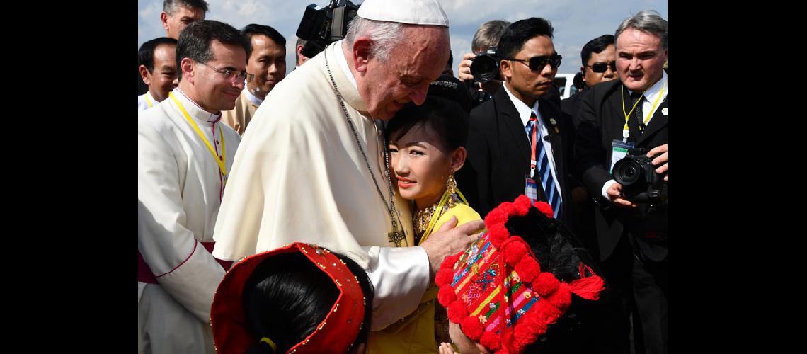 Eufoacuterico recibimiento  al Papa en Myanmar 