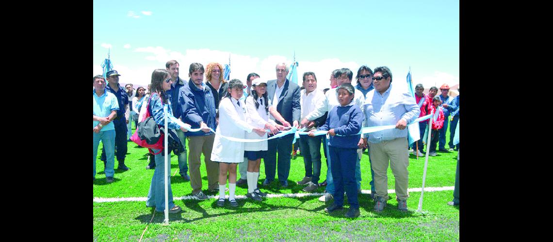 Se inauguroacute  una cancha de  ceacutesped sintetico