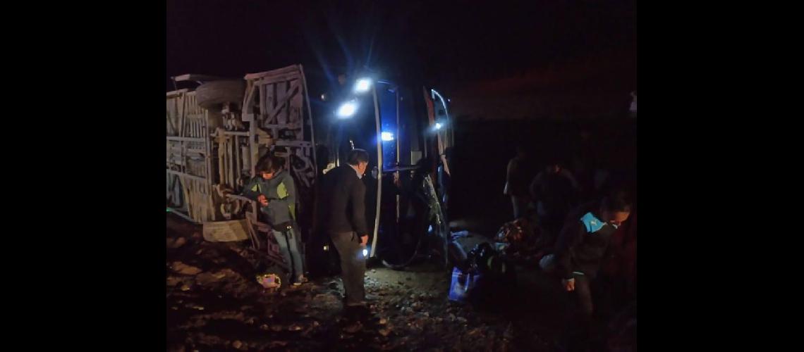  Una docente murioacute tras el vuelco de un colectivo con 47 pasajeros en Pumahuasi