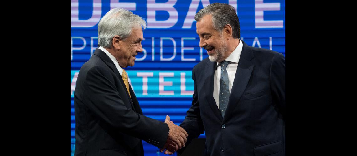 Pintildeera acusoacute a Guillier de  #147vender humo#148 a chilenos