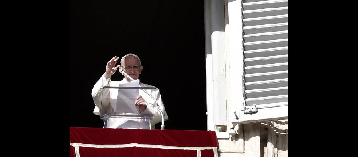 El Papa celebroacute sus 81  antildeos junto a 25000 fieles