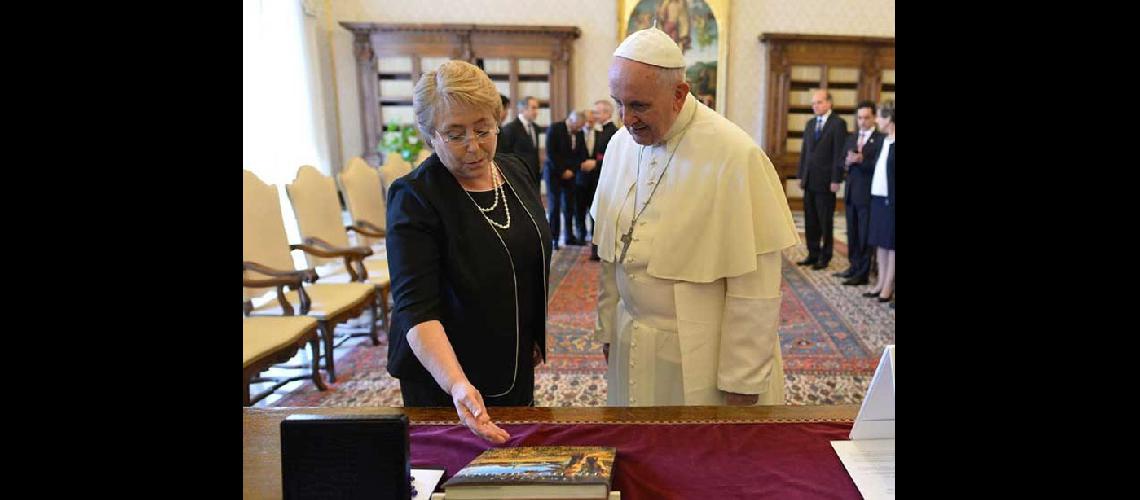 Michelle Bachelet negoacute  #147restricciones#148 al Papa 