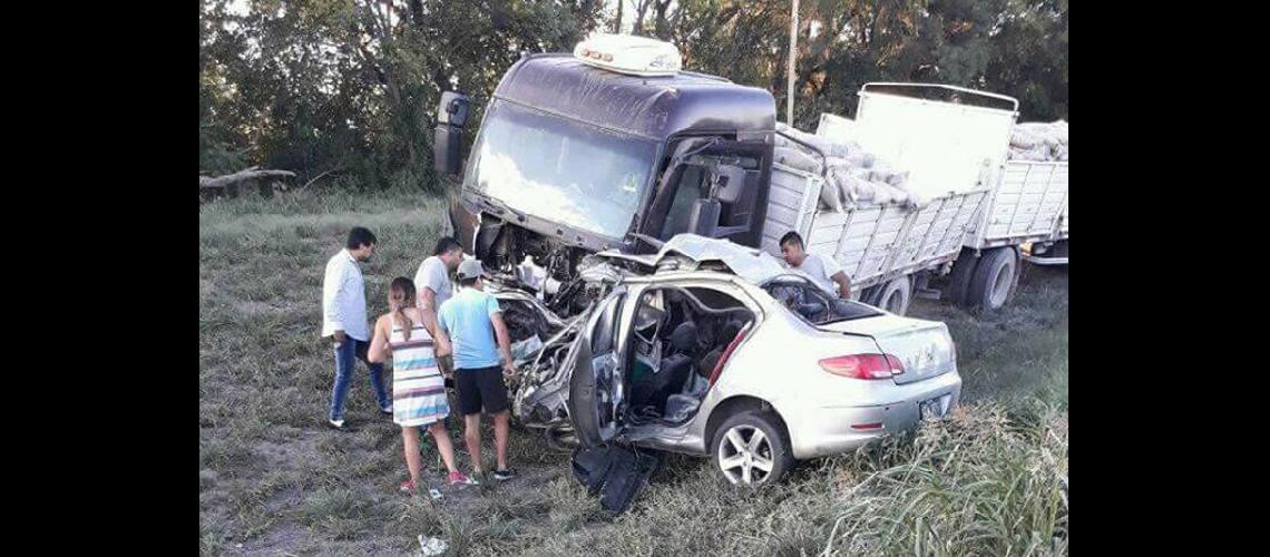Colisioacuten frontal deja un muerto y heridos en Pampa Blanca