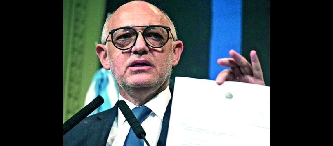 Timerman fue  excarcelado por  razones de salud