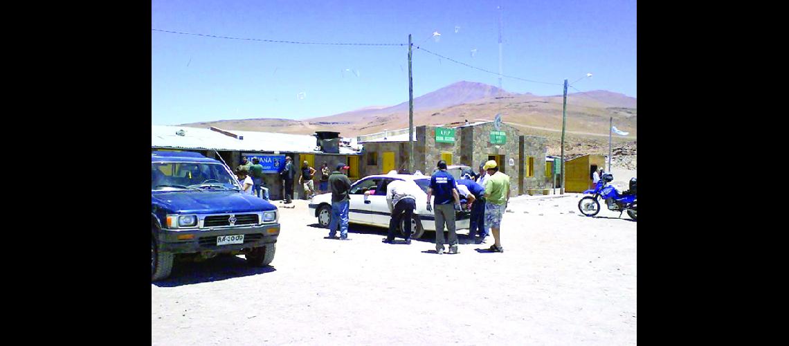 Cientos de personas  cruzaron a Chile por  el Paso de Jama 