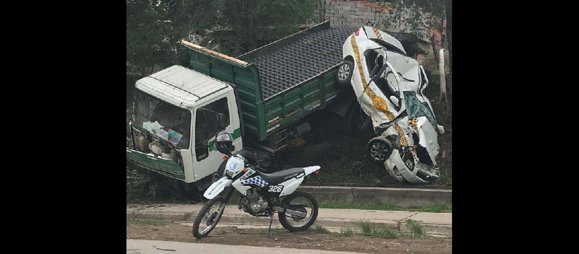 Camioacuten sin control arrastroacute un remis y cayeron al barranco