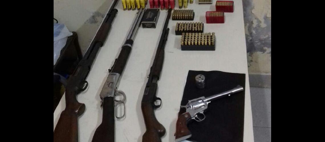 Detectives encontraron armas de fuego dentro de una vivienda en San Pedrito
