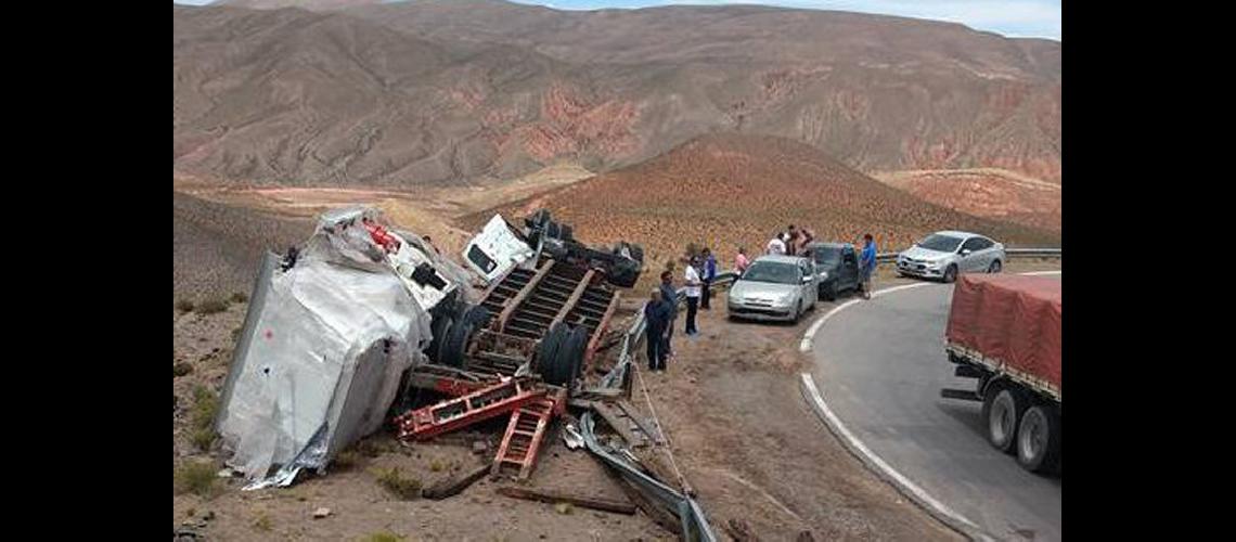 Volcoacute en Lipaacuten camioacuten que  transportaba un telescopio