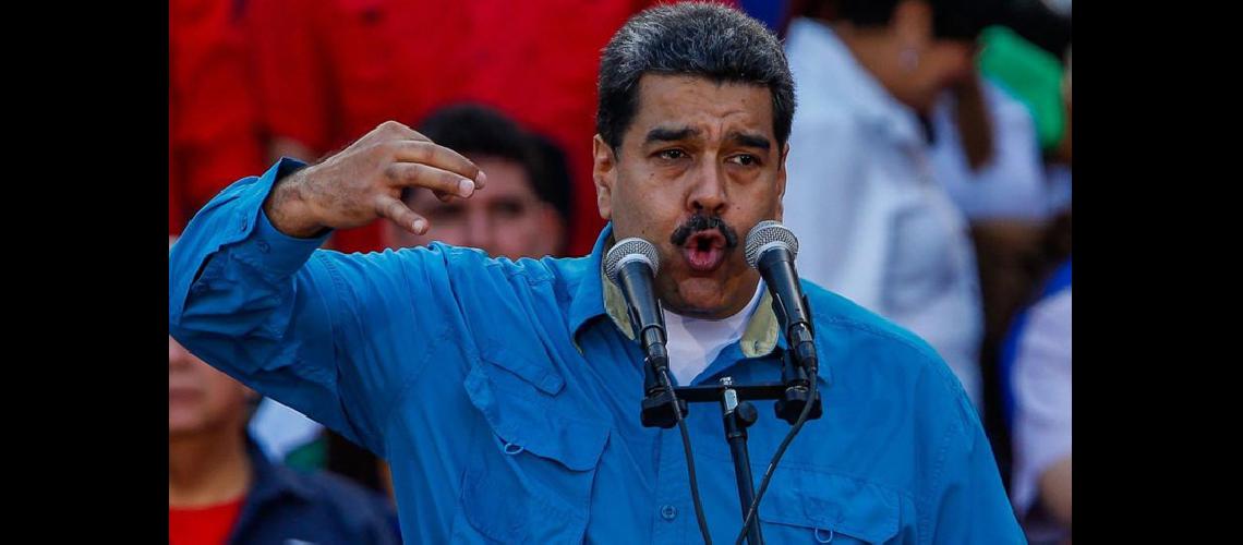 Nicolaacutes Maduro inscribioacute  su candidatura presidencial