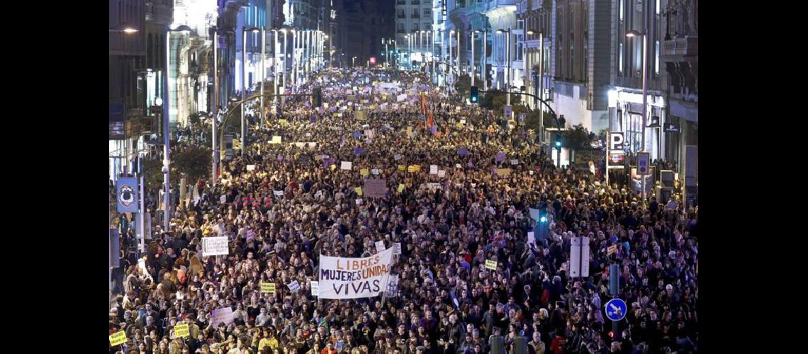 Mujeres de 57 paiacuteses  paran por sus derechos