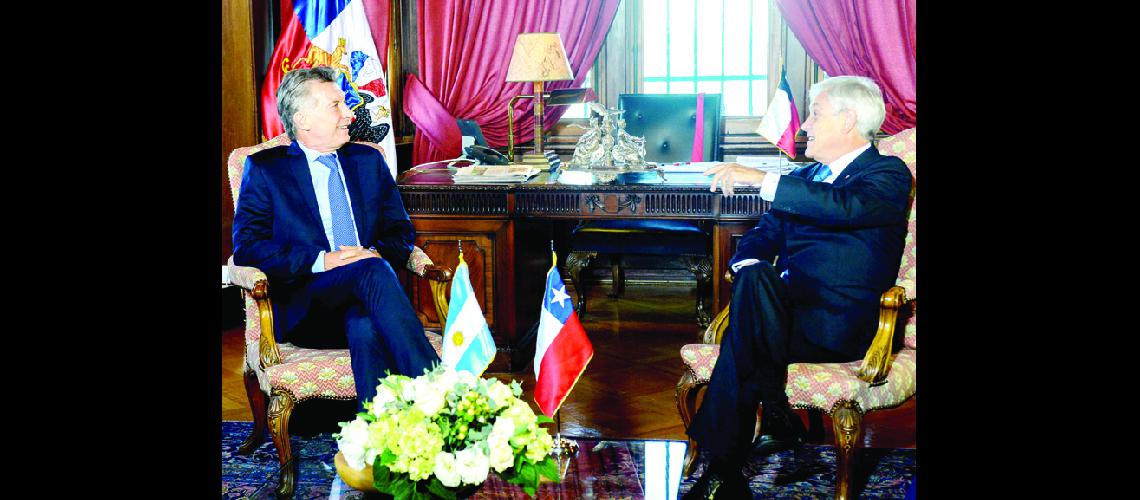 Macri apuesta a la  integracioacuten con Chile