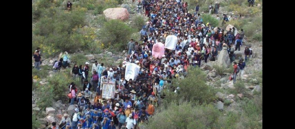 Miles de fieles recibieron a la #147Mamita del Cerro#148