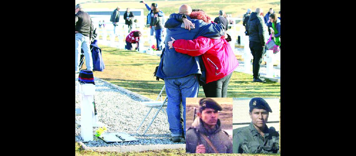 Emocioacuten llanto y respeto de familiares en Malvinas 