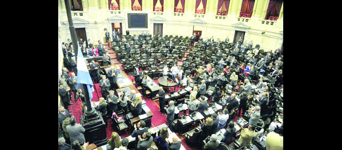 Tras criacuteticas tres legisladores dimitieron al canje de pasajes