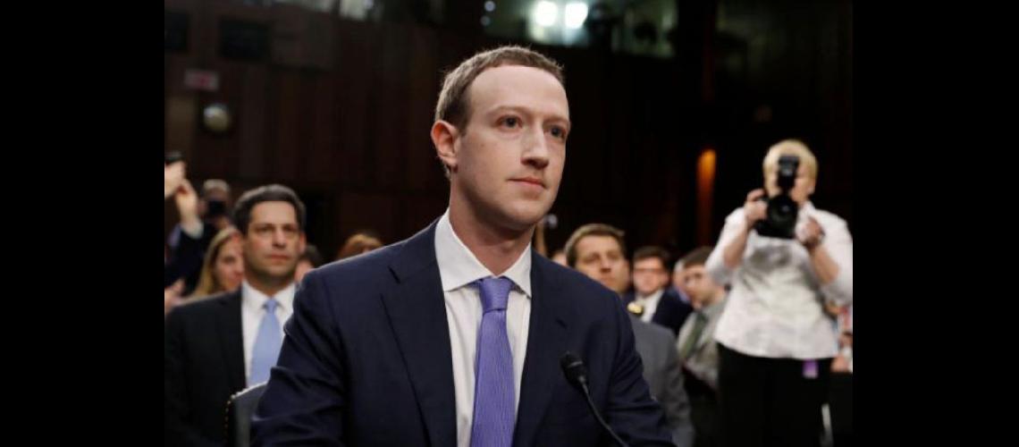 El CEO de Facebook Mark Zuckerber testifica ante el senado de EEUU 
