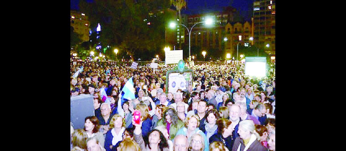 Una multitud pidioacute en Palacio de Tribunales reformas en la Justicia