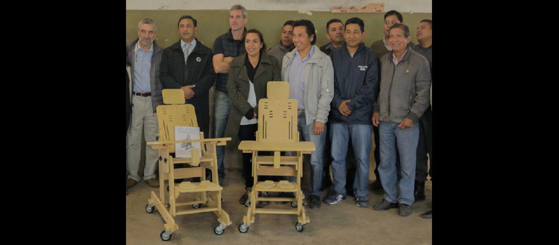 Construyeron sillas posturales especiales  para personas con discapacidad