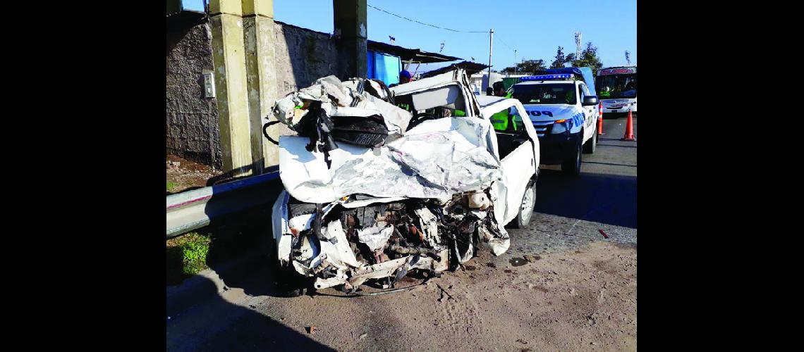 Murieron tres joacutevenes en choque frontal de autos