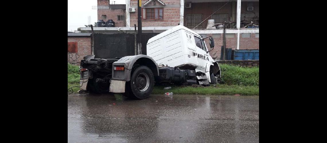 Un camioacuten y un auto protagonizaron  violento accidente en ruta 34