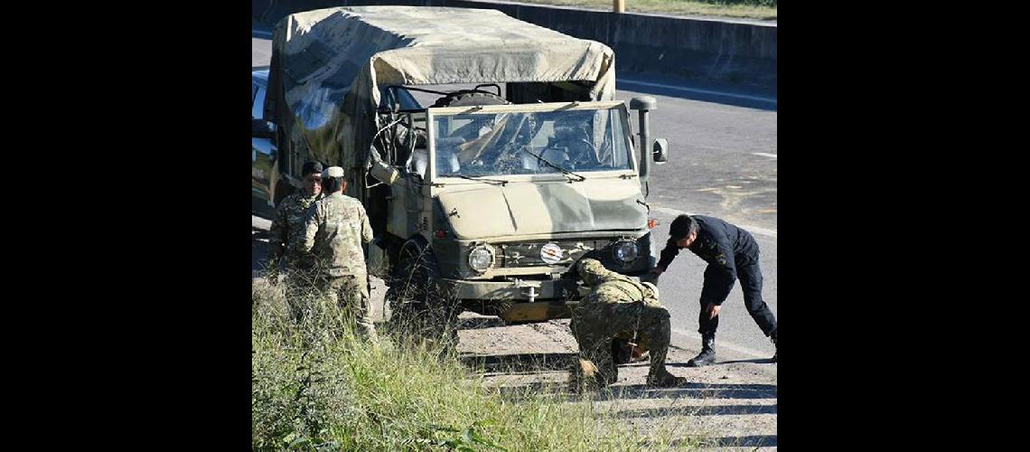 Unimog del GA5 iba a un desfile y volcoacute sobre ruta nacional 9