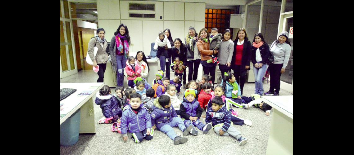 Alumnos del jardiacuten maternal quotMi Jardiacuten de Ensuentildeoquot visitaron Diario Pregoacuten
