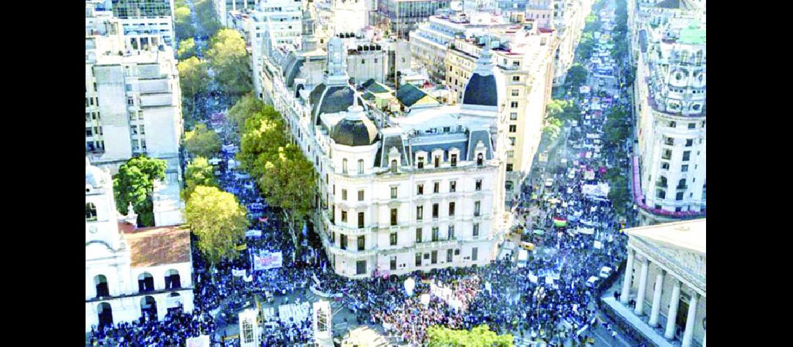 Maestros llamaron a un paro contra el acuerdo financiero