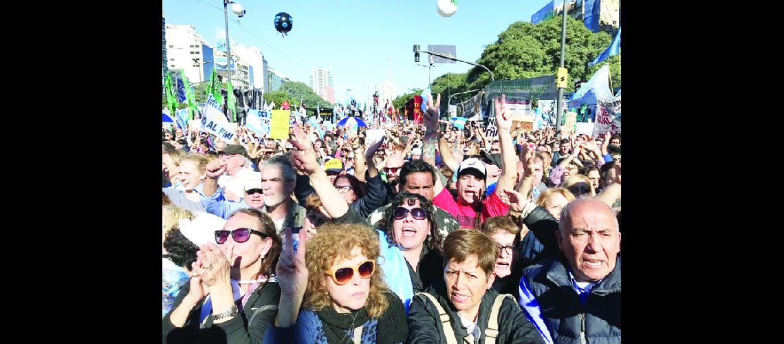 Multitudinaria protesta por  la negociacioacuten con el FMI