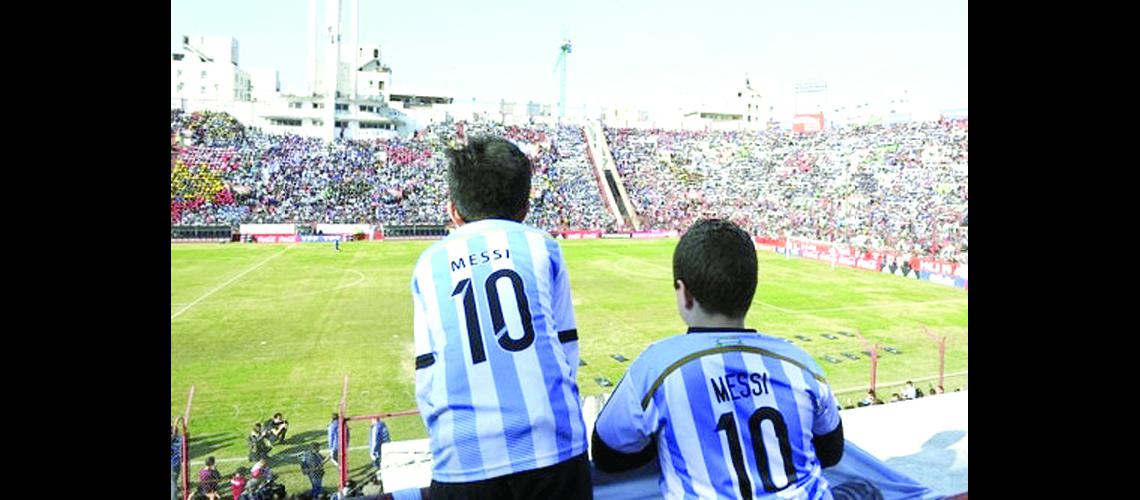  Miles de nintildeos disfrutaron del seleccionado argentino
