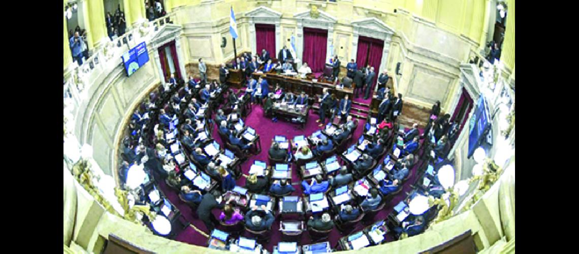 El Senado debatiacutea anoche la ley que limita las tarifas 