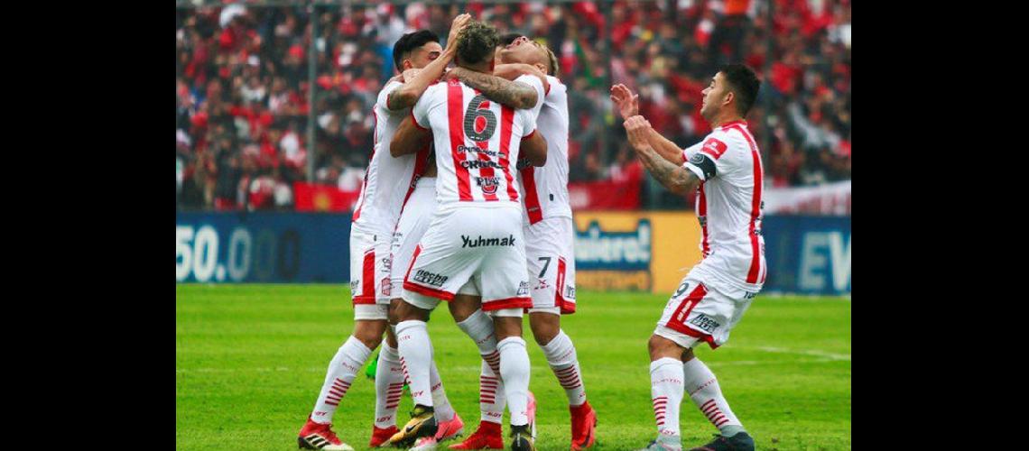 San Martiacuten (T) goleoacute a  Sarmiento y ascendioacute 