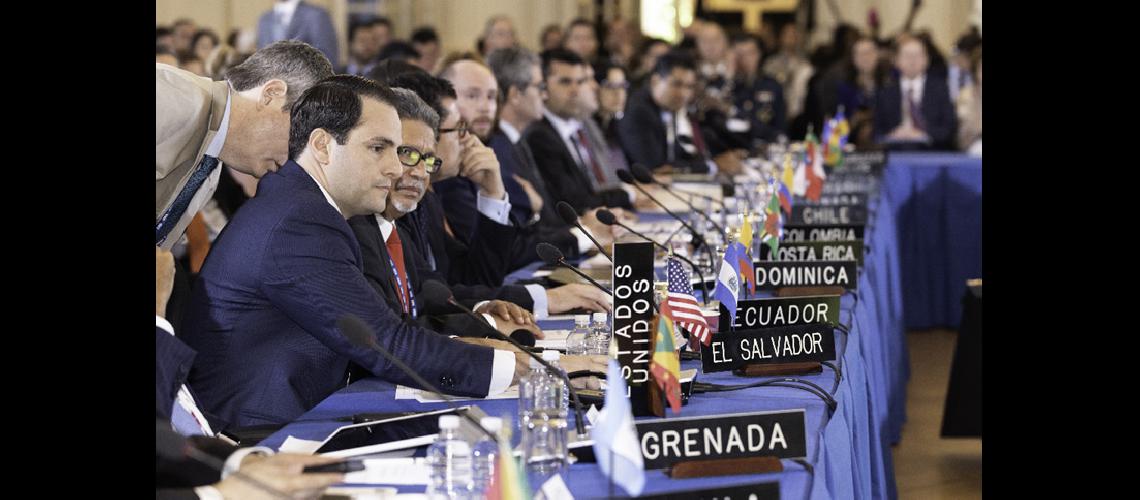 La OEA se pronuncioacute por un nuevo diaacutelogo sobre Malvinas
