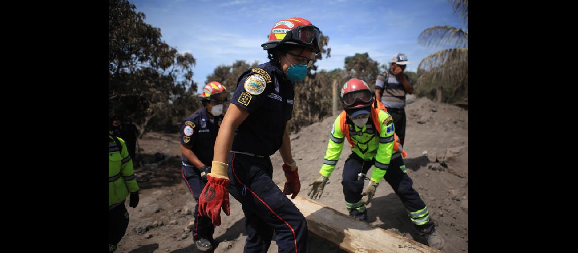 Al menos 200 desaparecidos por el volcaacuten en Guatemala