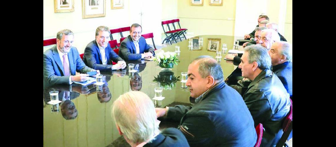 El Gobierno otorgoacute  5-en-porciento- de revisioacuten de los  acuerdos paritarios