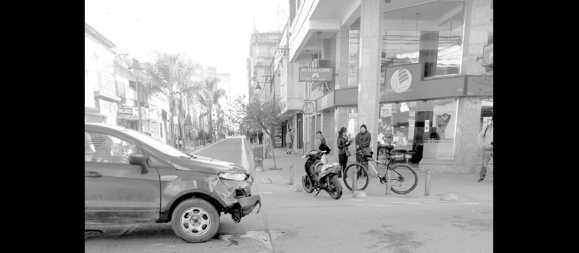 Chocaron una moto  y un auto en la esquina de Belgrano y Otero