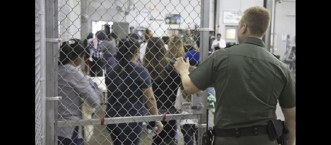 Donald Trump pone fin  a la detencioacuten de nintildeos 
