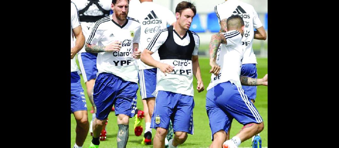 Tras la euforia la seleccioacuten  prepara el choque con Francia 