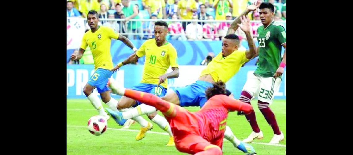 Brasil golpeoacute justo para vencer   a Meacutexico y pasar a cuartos