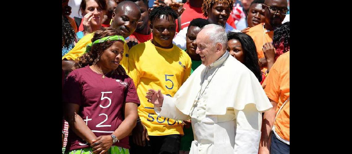 El Papa instoacute a  socorristas salvar a  migrantes del mar 
