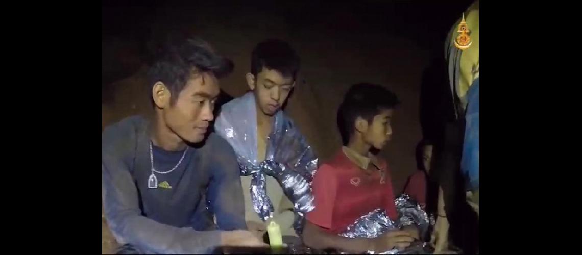 Rescataron a cuatro de los  chicos atrapados en la cueva