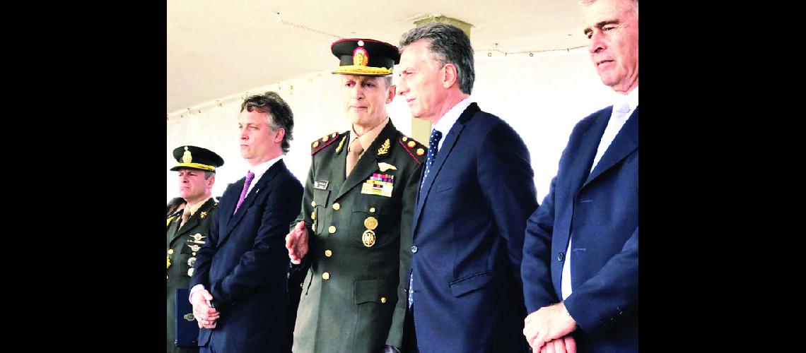 Macri decretoacute aumento  del 20 -en-porciento- para las FFAA