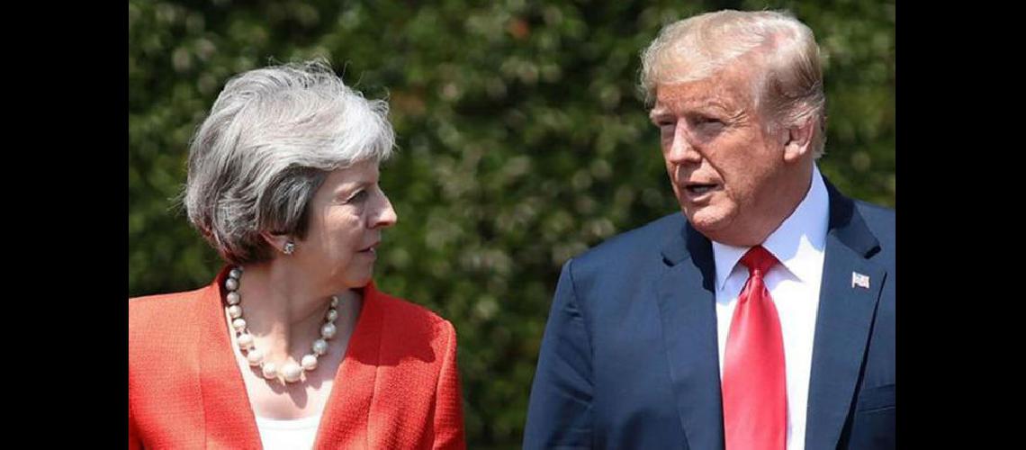 Trump tendioacute la mano  a May ante el Brexit 