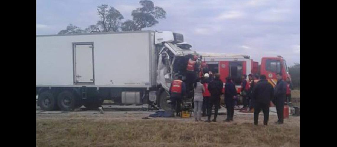 La violenta colisioacuten entre dos camiones deja una viacutectima fatal