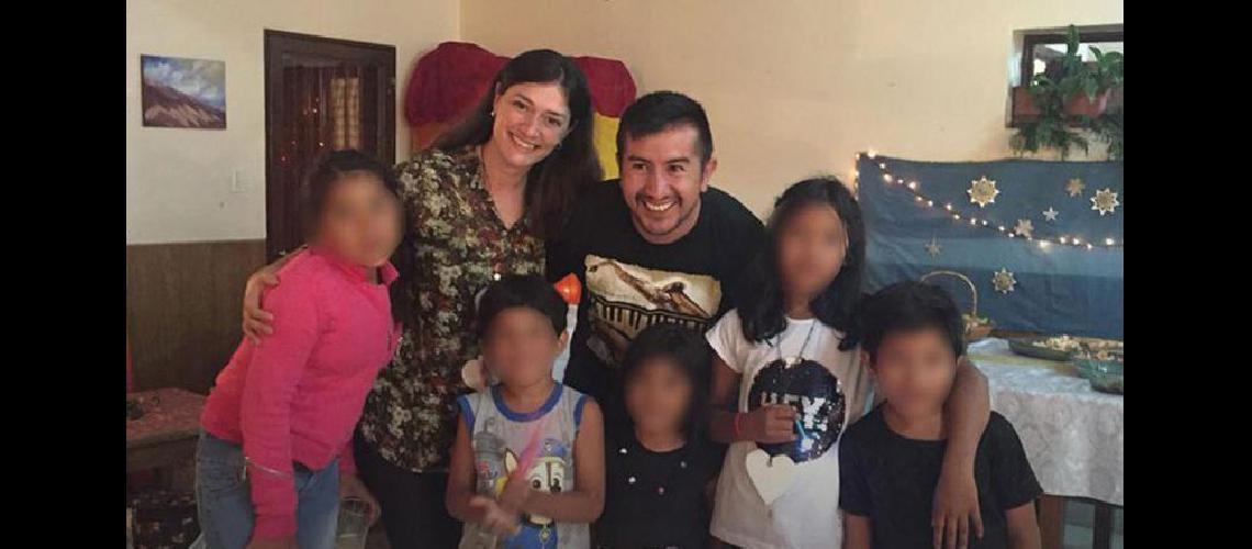 Pareja de Villa Mariacutea adoptoacute a cinco hermanitos de Jujuy