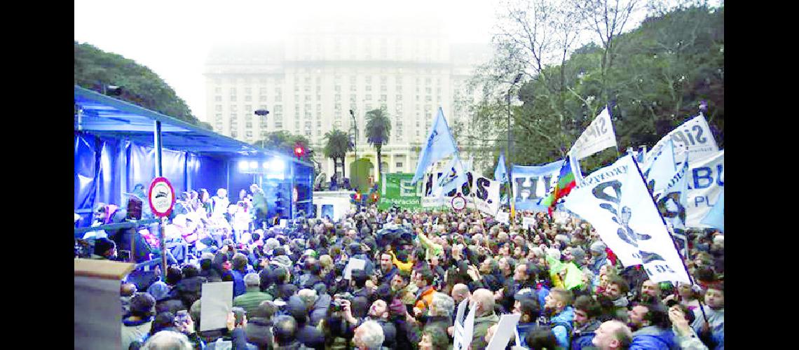 Multitudinaria marcha  contra la reforma militar