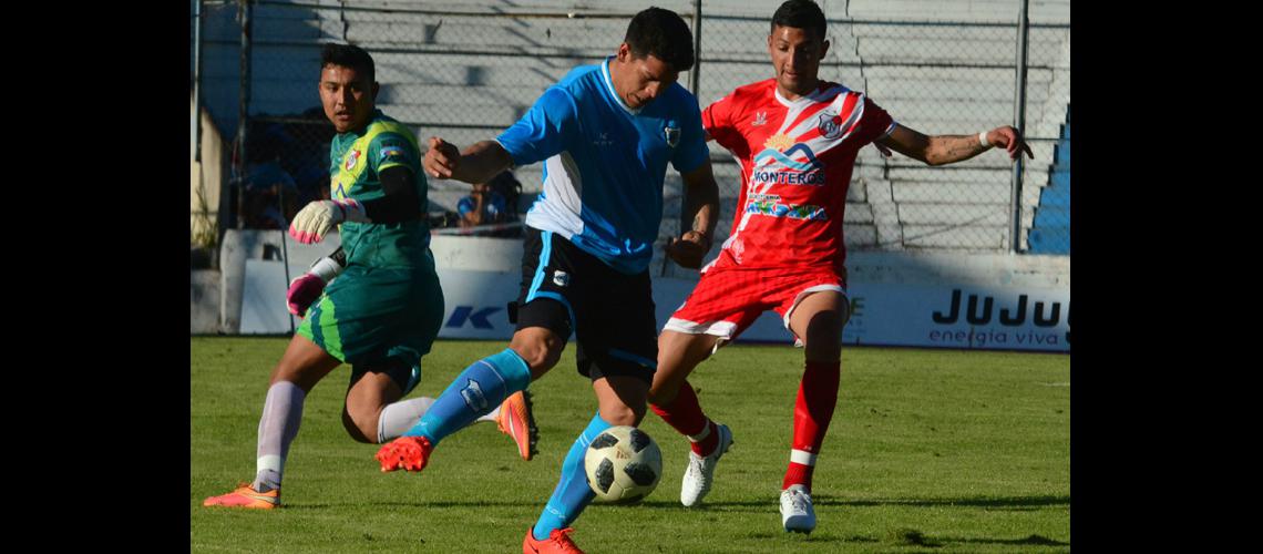 Mantildeana ante Central Coacuterdoba  de Santiago del Estero