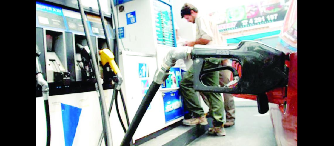 YPF subioacute las naftas en el  interior del paiacutes