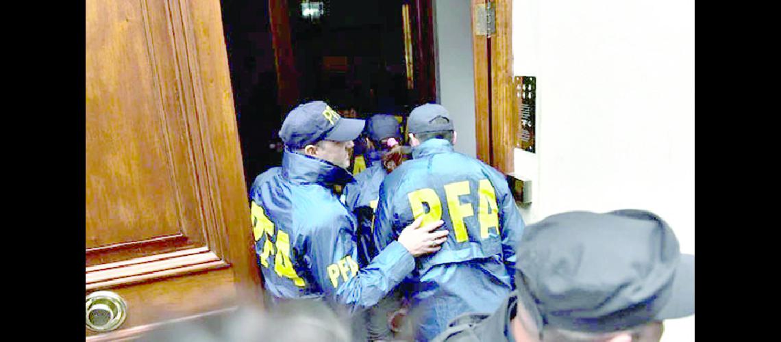 Allanaron domicilios de Cristina Fernaacutendez 