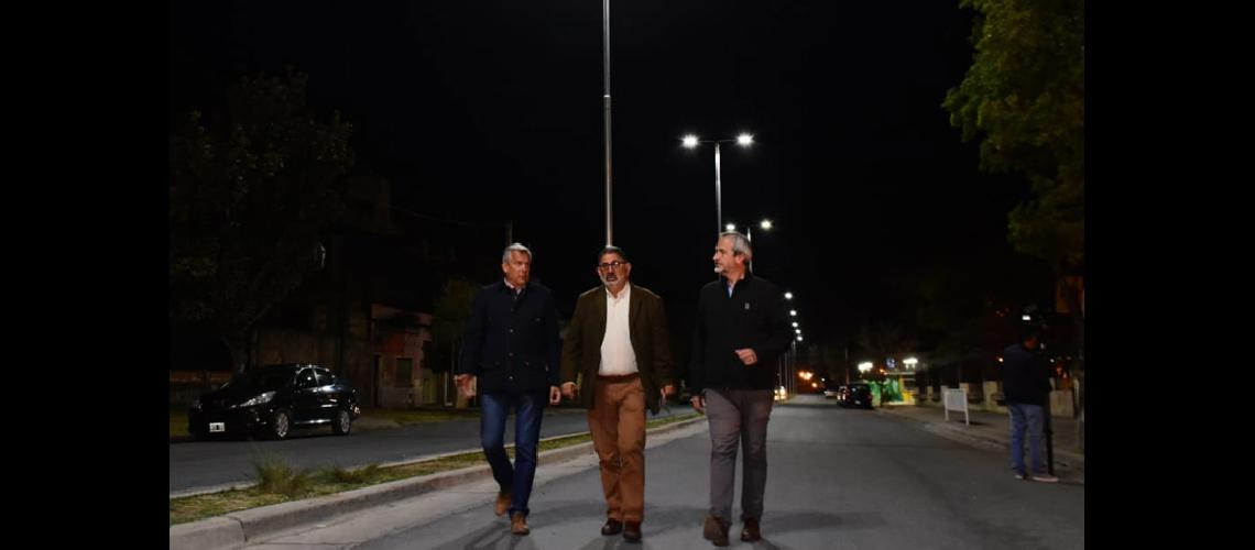 Inauguraron nuevas luminarias  en avenida Rauacutel Galaacuten